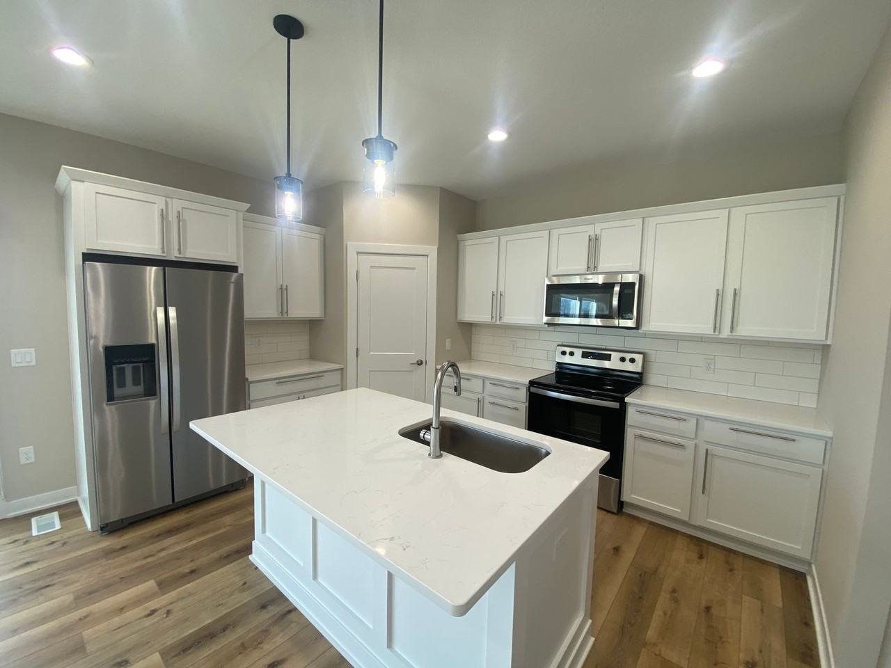10168 Divine Pl - Photo 7 of 21