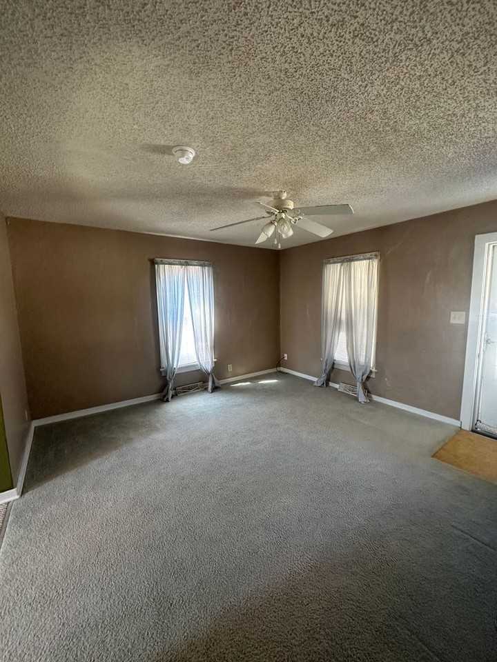 208 Northeast 9th Street - Photo 2 of 9