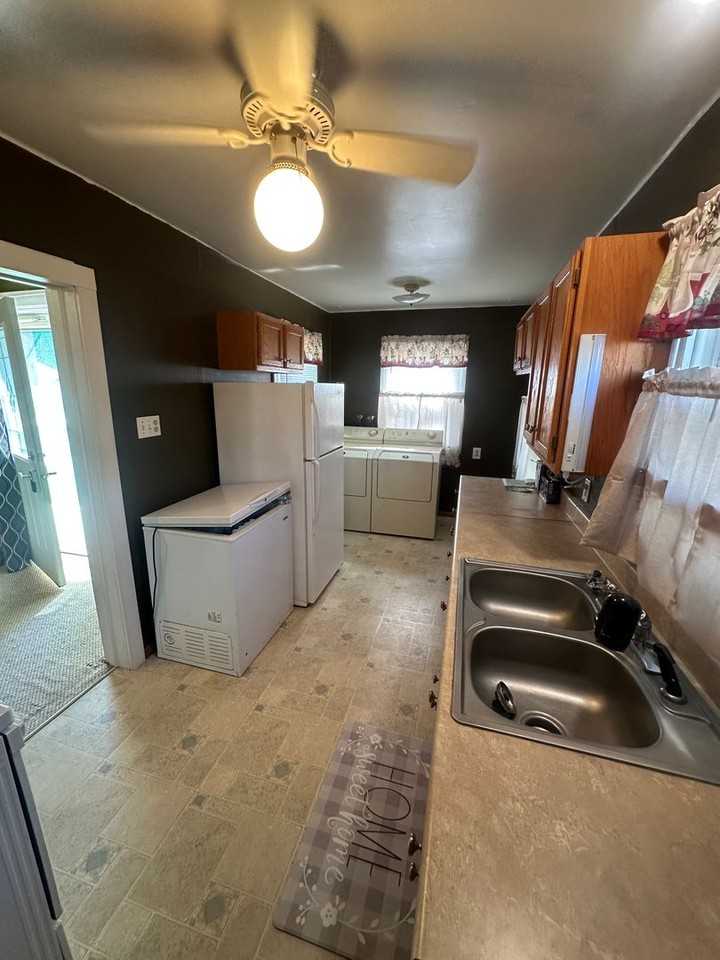 208 Northeast 9th Street - Photo 3 of 9