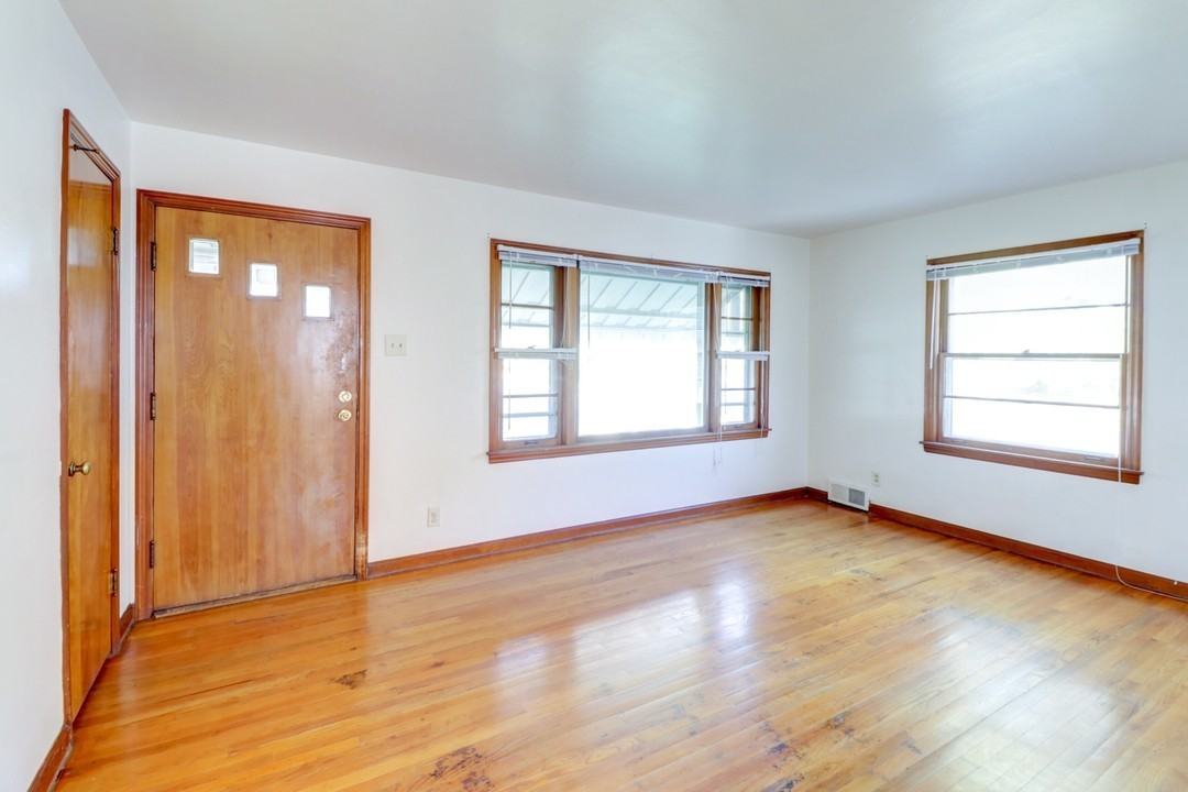 602 S Mattis Ave - Photo 2 of 20