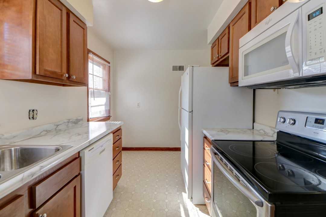 602 S Mattis Ave - Photo 5 of 20