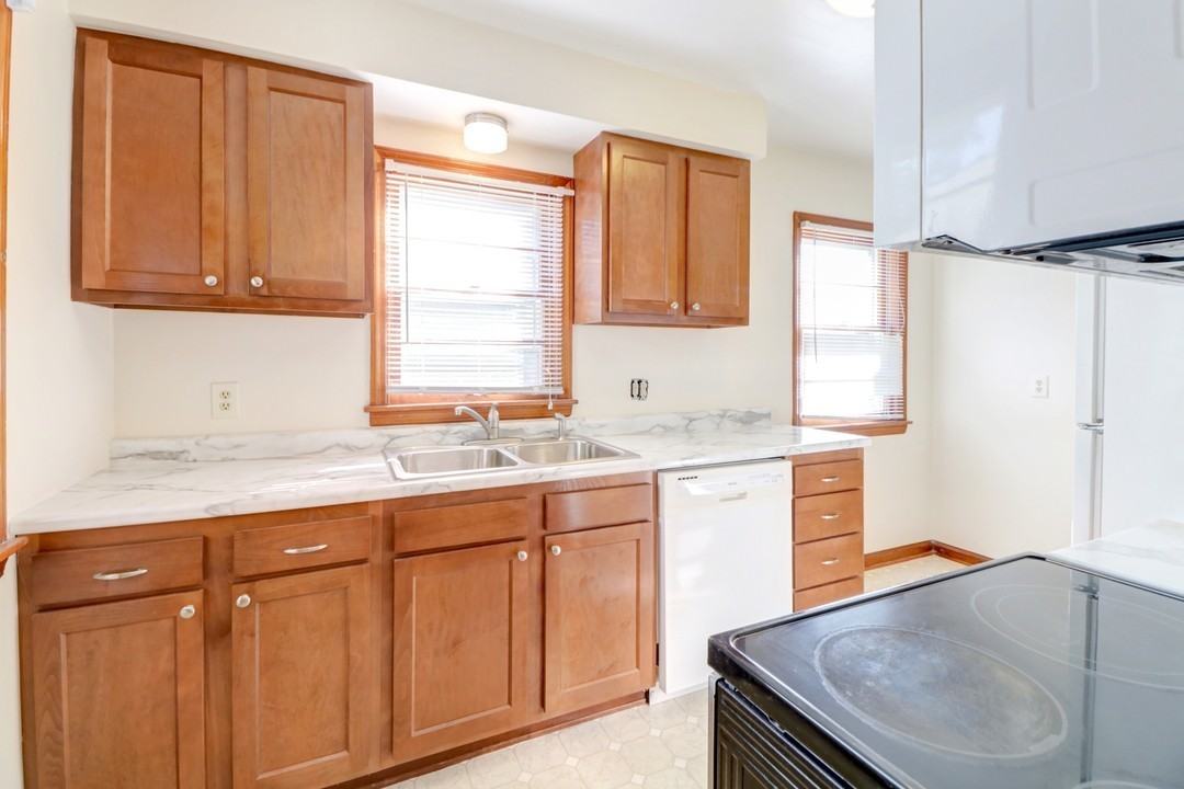 602 S Mattis Ave - Photo 6 of 20