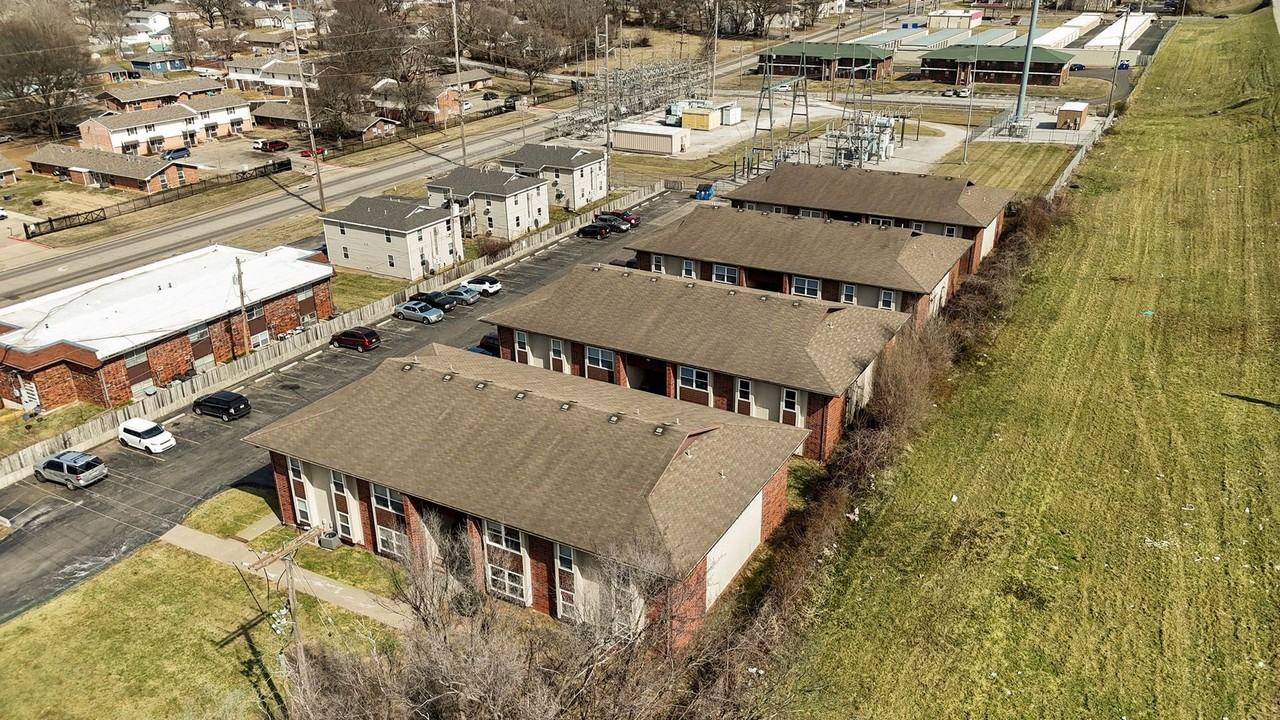 2940 N East Ave - Photo 2 of 12