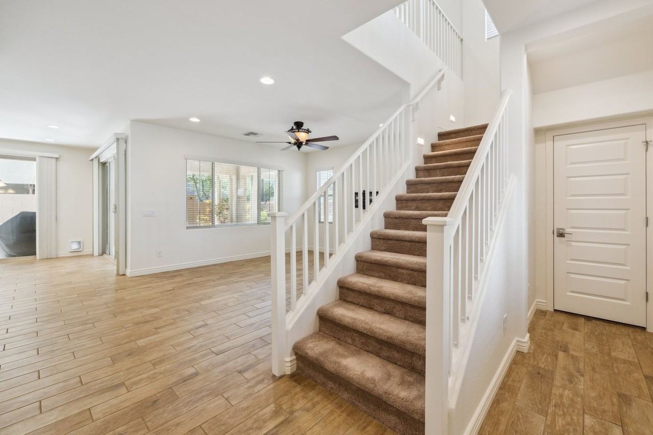 211 E Brinley Dr - Photo 4 of 46
