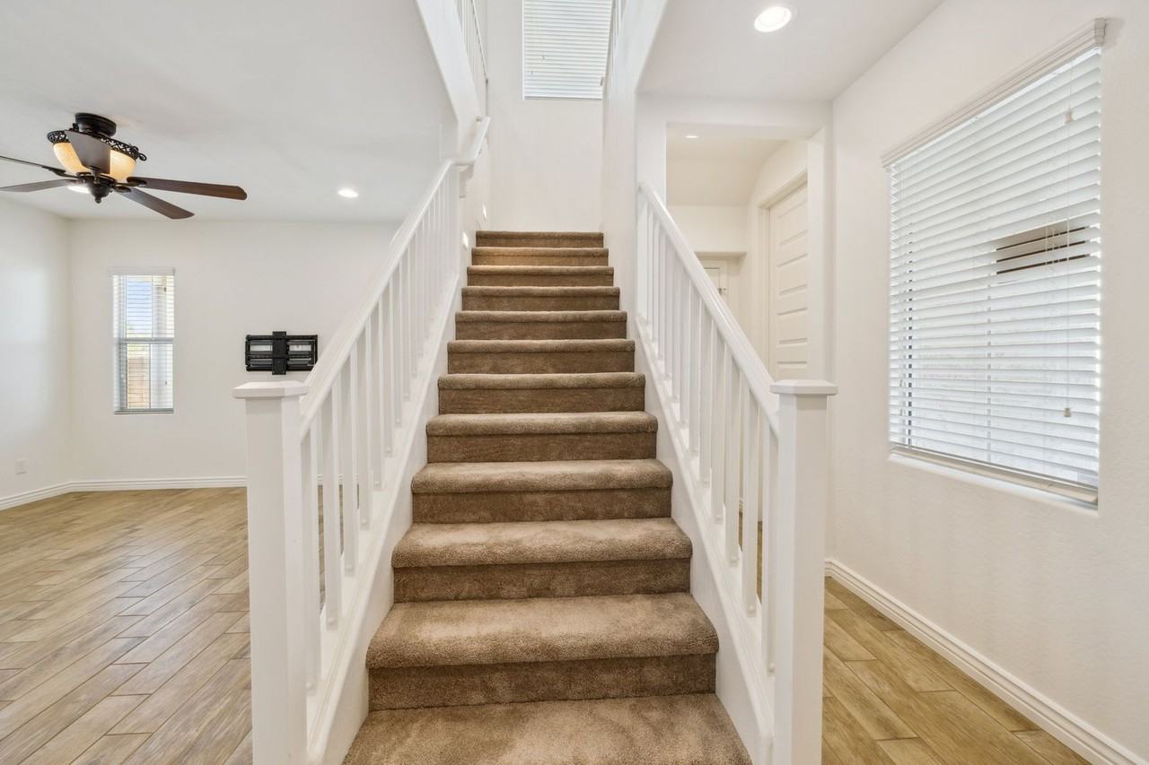 211 E Brinley Dr - Photo 5 of 46