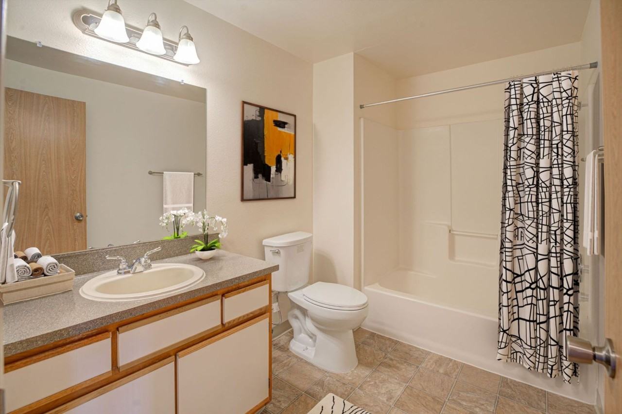 ELLSWORTH SQUARE APARTMENTS - Photo 3 of 11