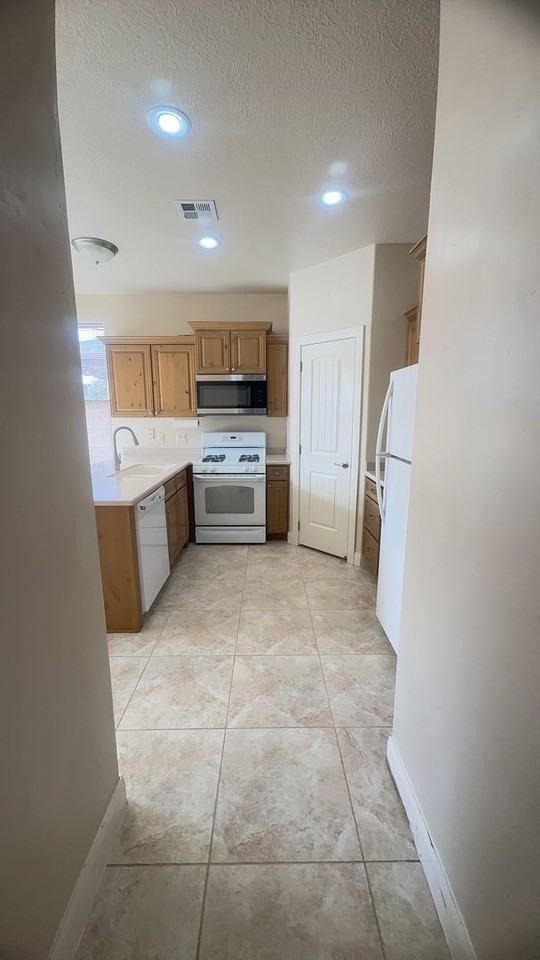 1570 S West Canyon Dr - Photo 4 of 15