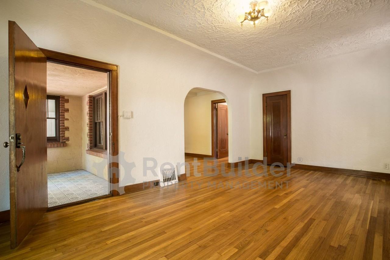 1404 Marquette Pl Ne - Photo 7 of 24