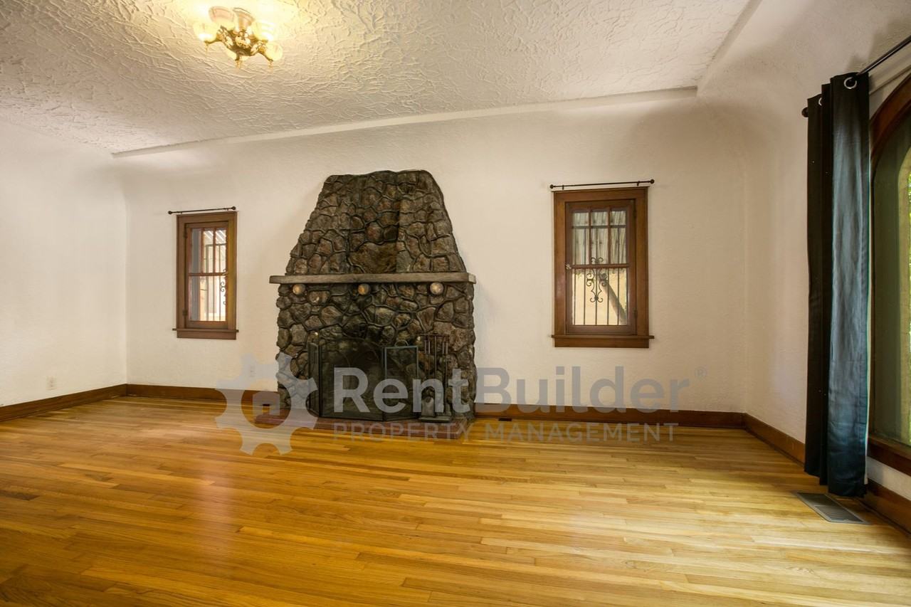 1404 Marquette Pl Ne - Photo 4 of 24