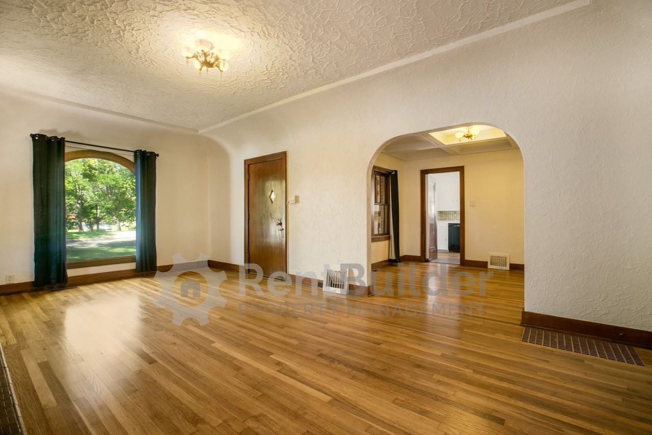 1404 Marquette Pl Ne - Photo 6 of 24