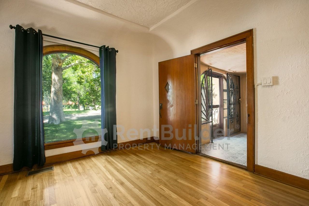 1404 Marquette Pl Ne - Photo 5 of 24