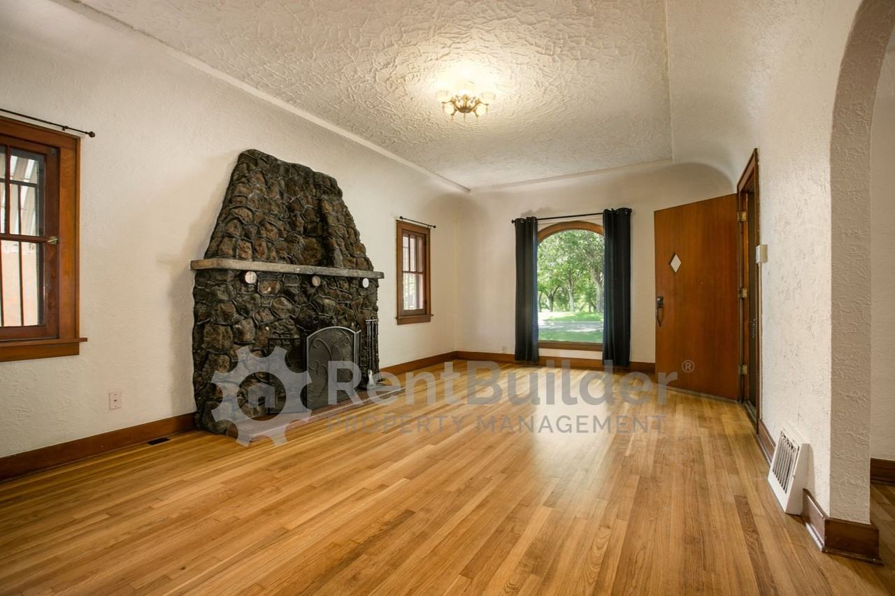 1404 Marquette Pl Ne - Photo 3 of 24