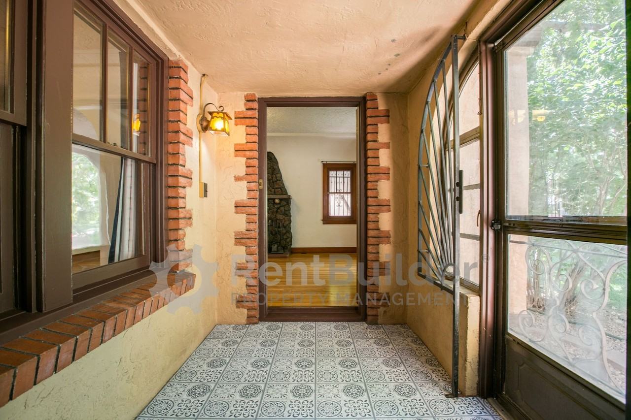 1404 Marquette Pl Ne - Photo 2 of 24