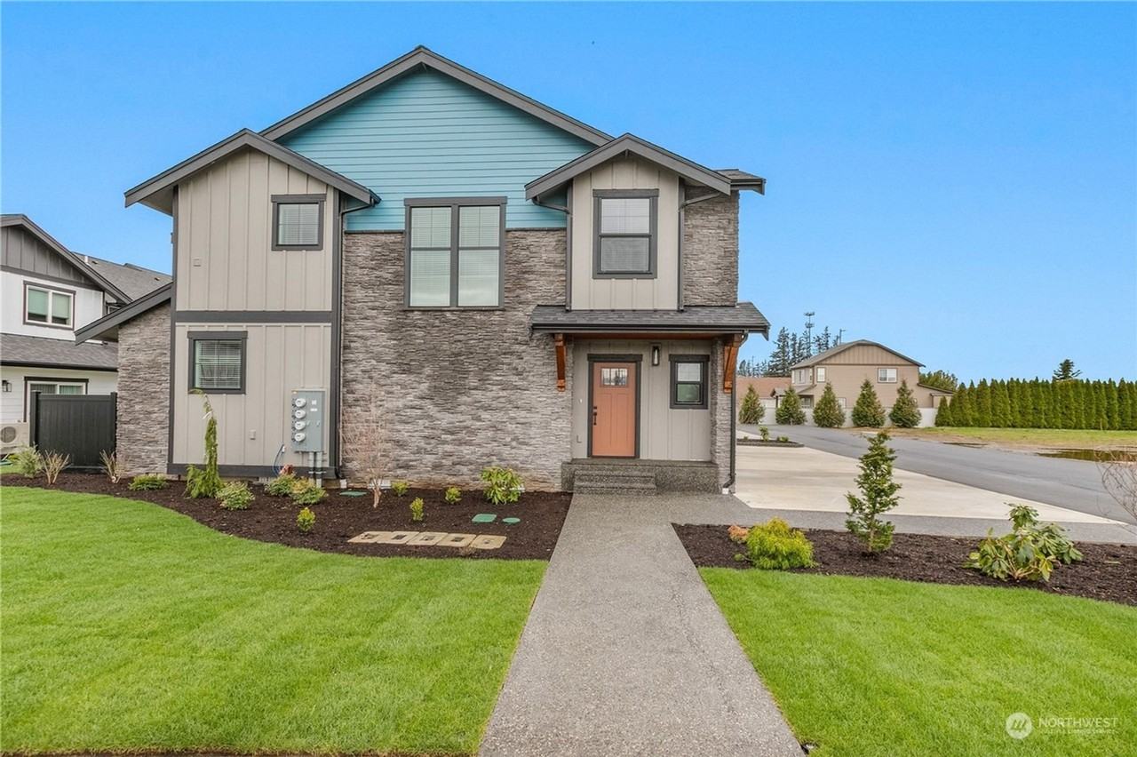 Modern Living in Lynden at Dejong Drive! Stylish 3 - Photo 2 of 4