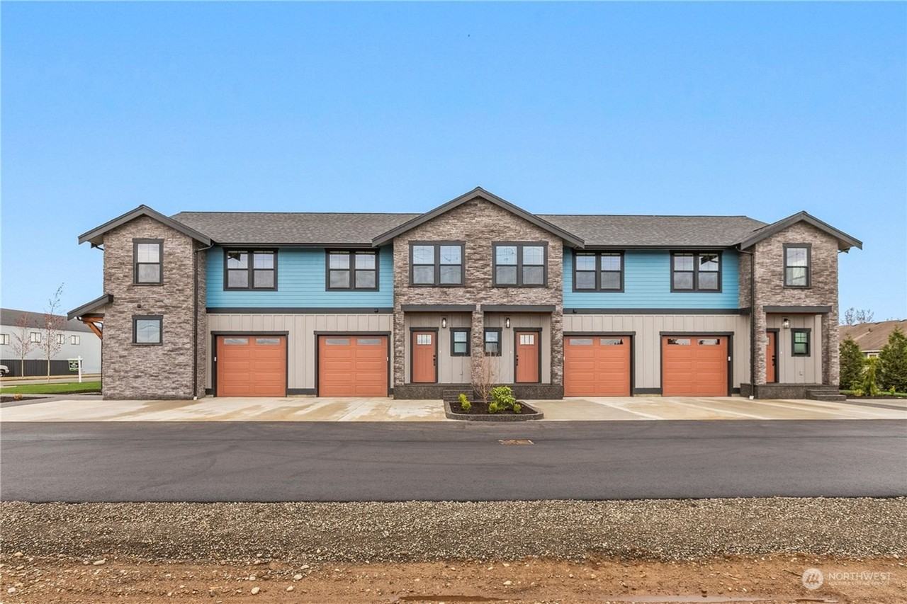 Modern Living in Lynden at Dejong Drive! Stylish 3 - Photo 4 of 4