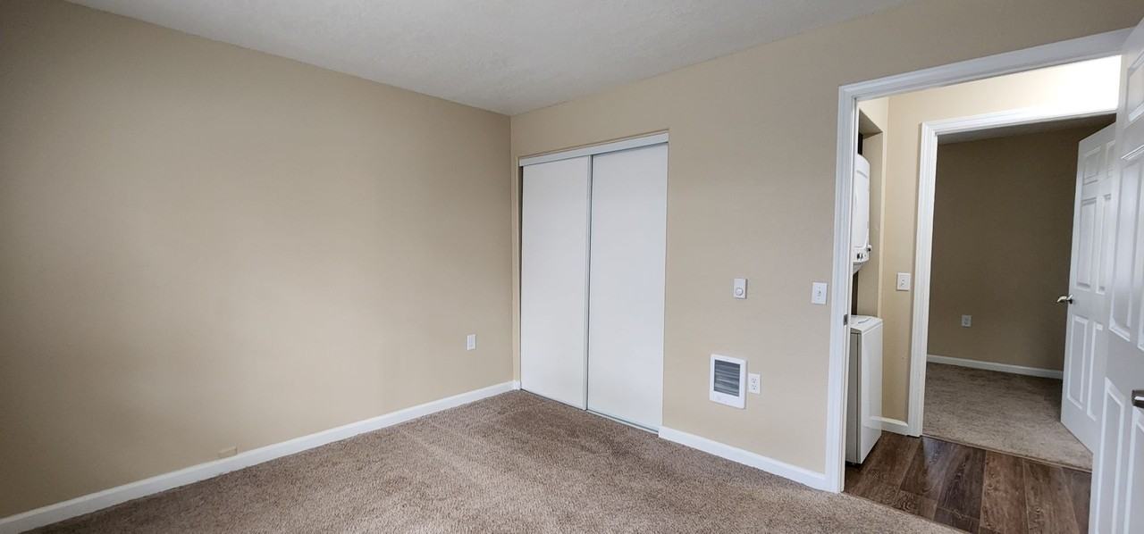 442-Northridge Plaza - Photo 2 of 13