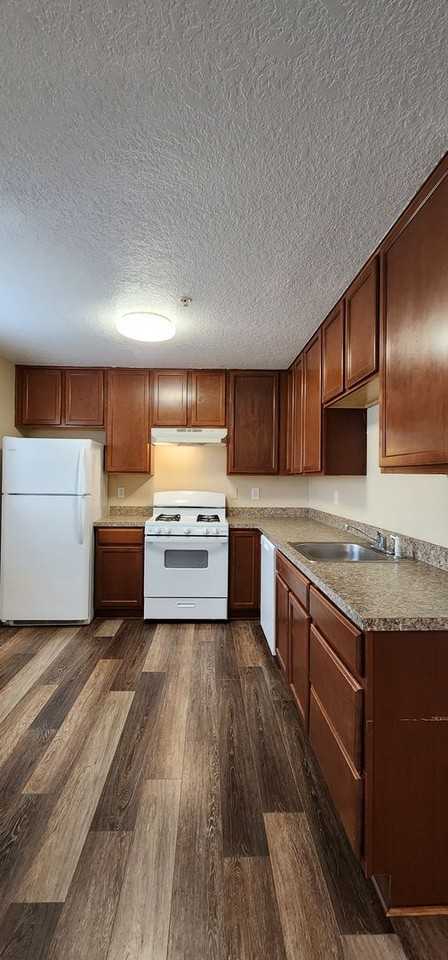 442-Northridge Plaza - Photo 5 of 13