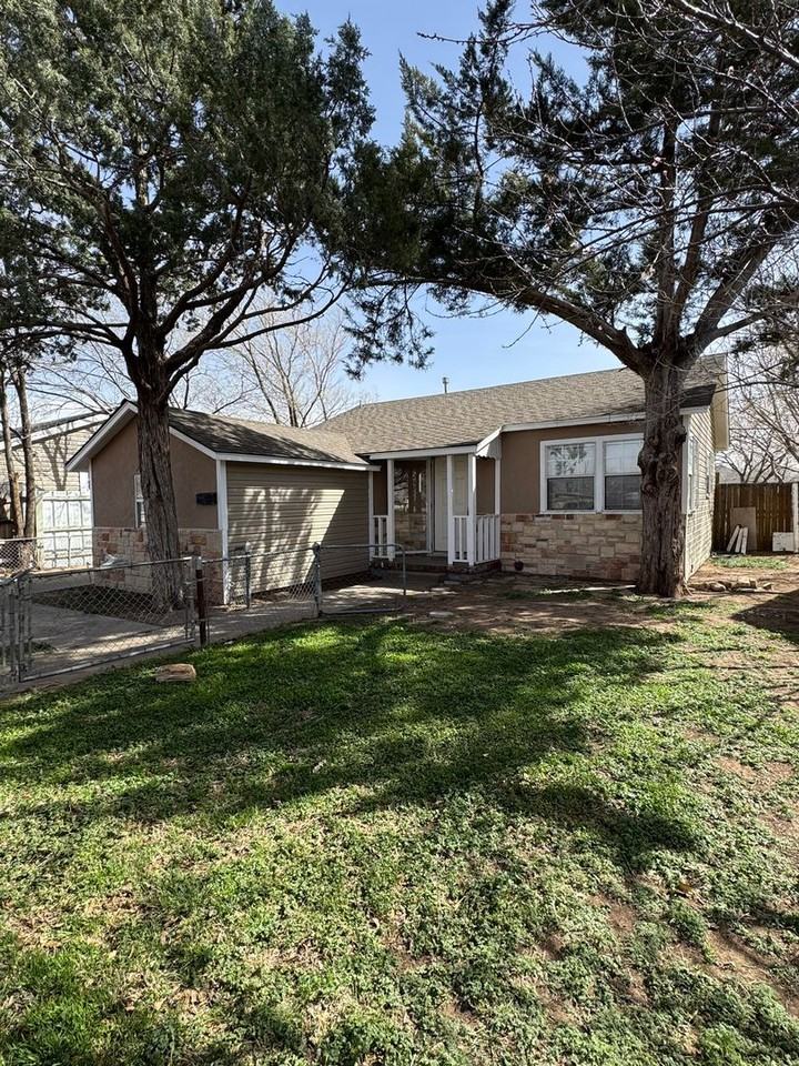 2208 Rule St - Photo 2 of 11