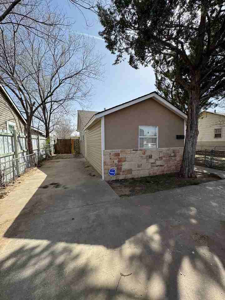 2208 Rule St - Photo 3 of 11