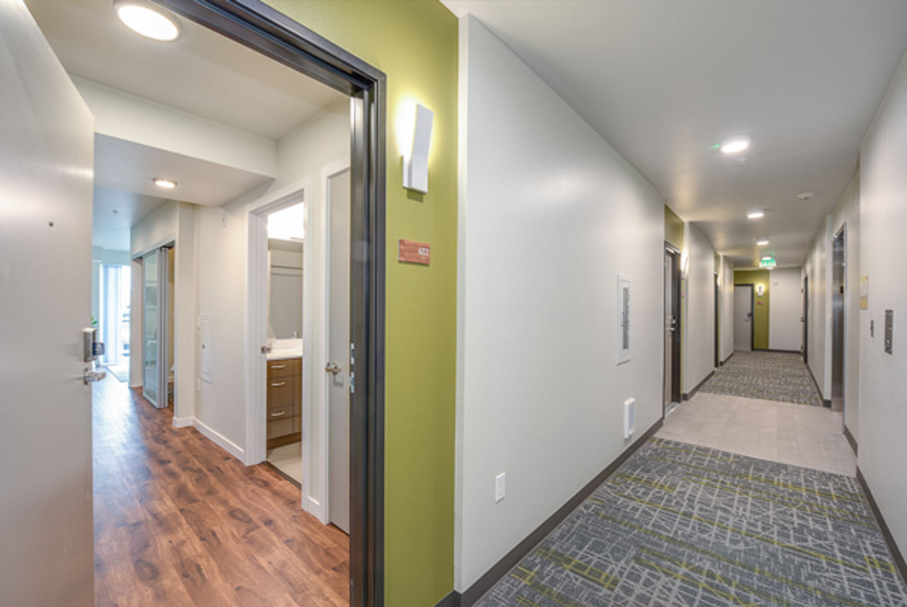 Stream 403 – Stylish Living in Capitol Hill, Seattle - Photo 2 of 4