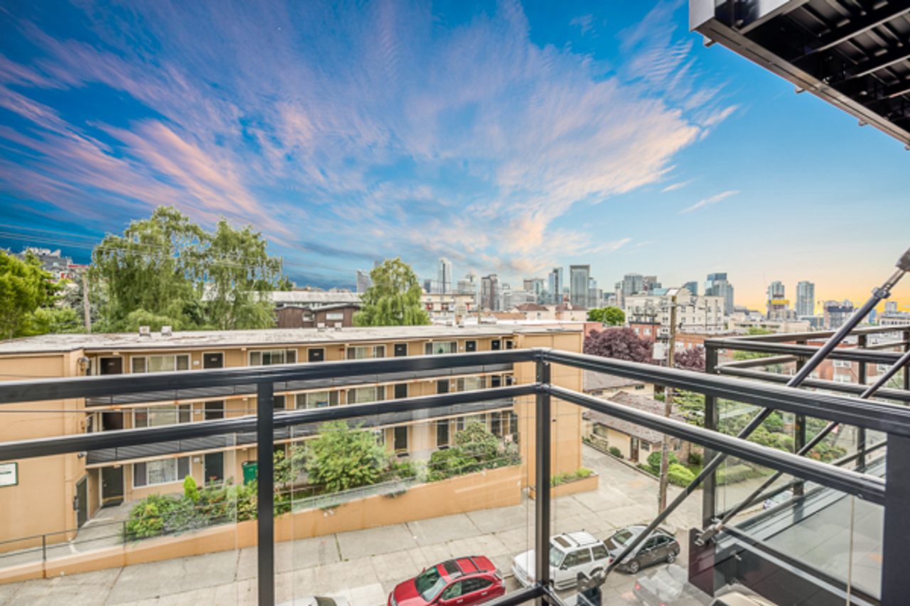 Stream 403 – Stylish Living in Capitol Hill, Seattle - Photo 3 of 4