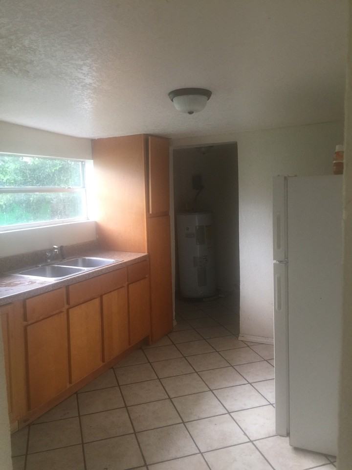 641 W 6th St - Photo 5 of 12