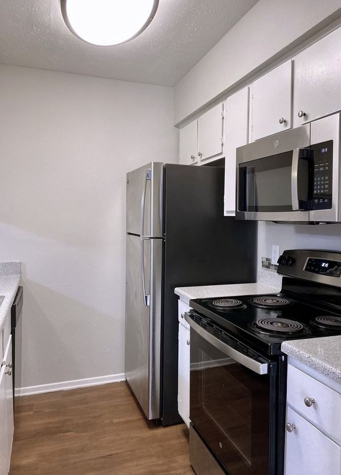 1002  Edmonds Ln - Photo 3 of 50