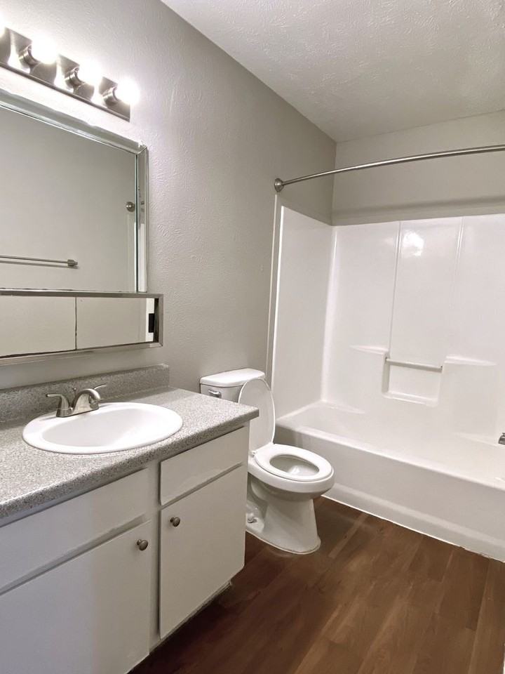 1002  Edmonds Ln - Photo 4 of 50