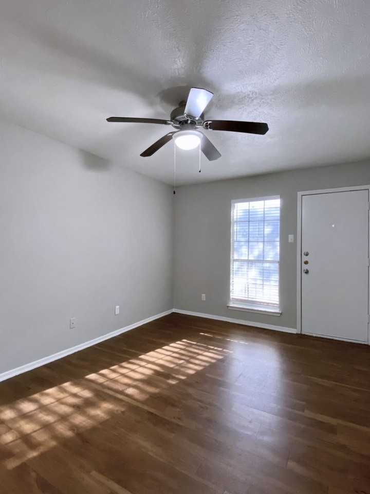 1002  Edmonds Ln - Photo 6 of 50