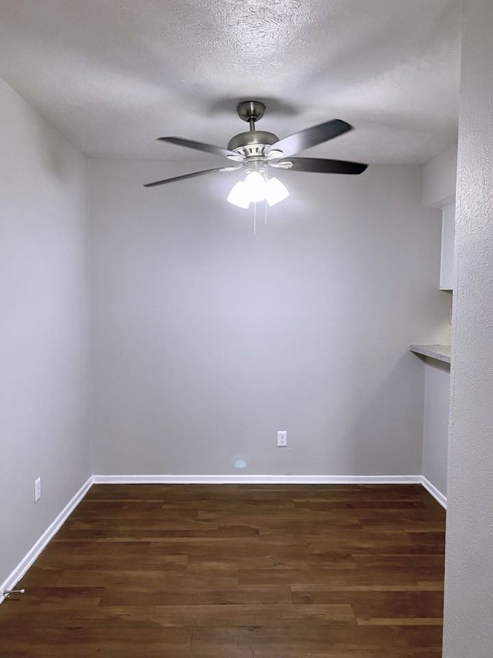 1002  Edmonds Ln - Photo 7 of 50