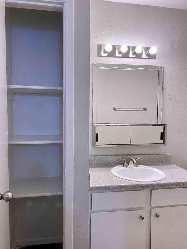 1002 S. Edmonds Ln - Photo 5 of 50