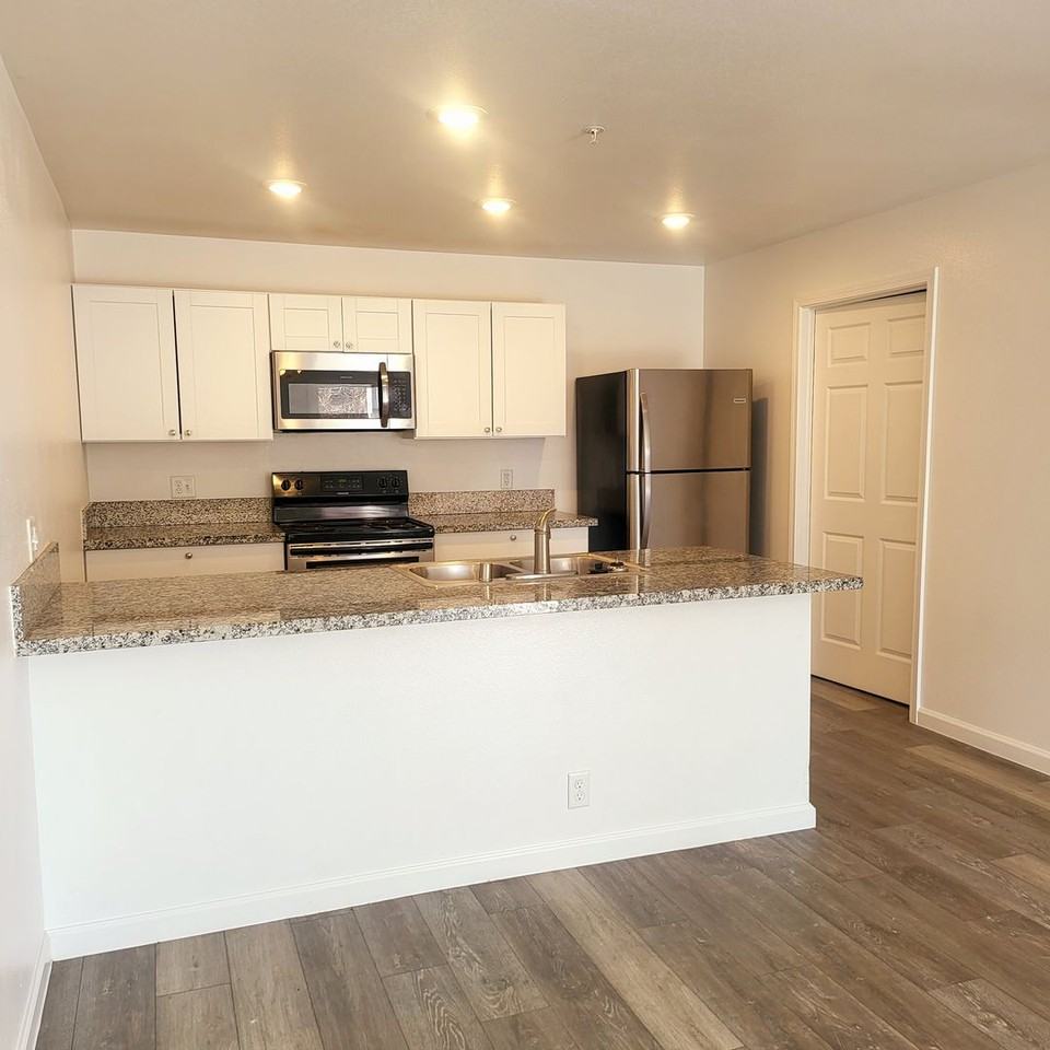 401 Linden St - Photo 5 of 37