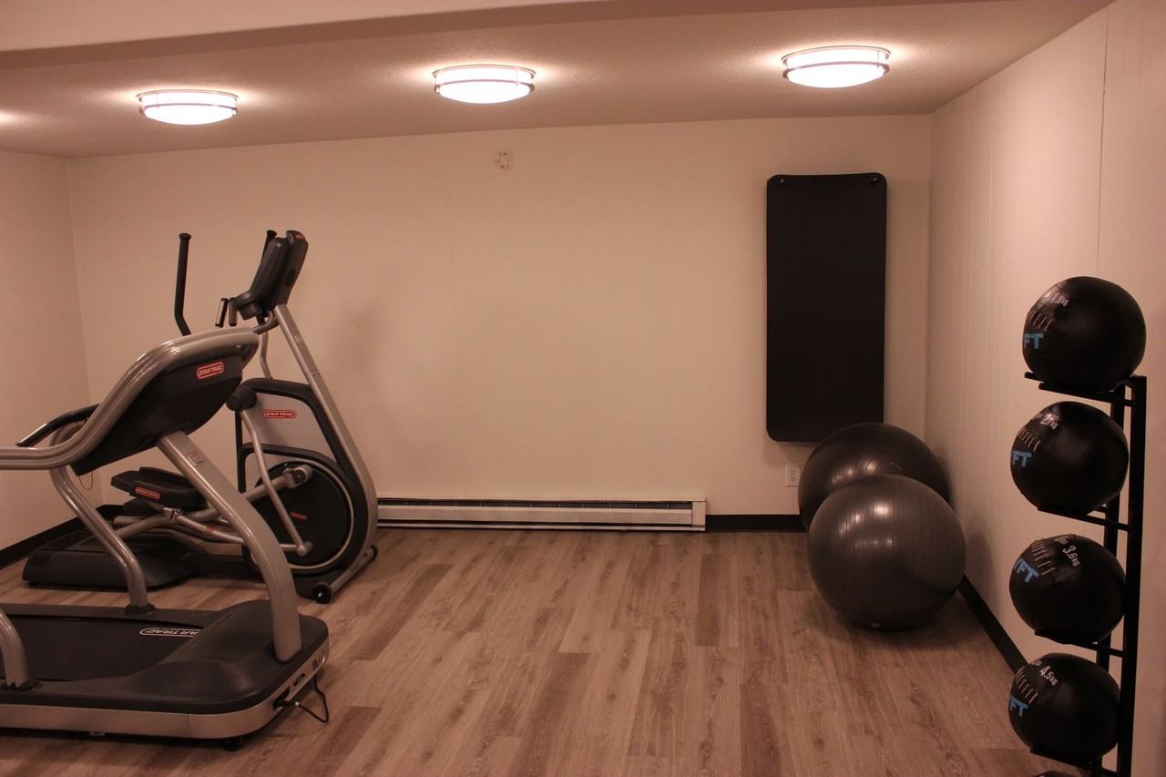 #304 EDGEWOOD MANOR - Photo 2 of 6