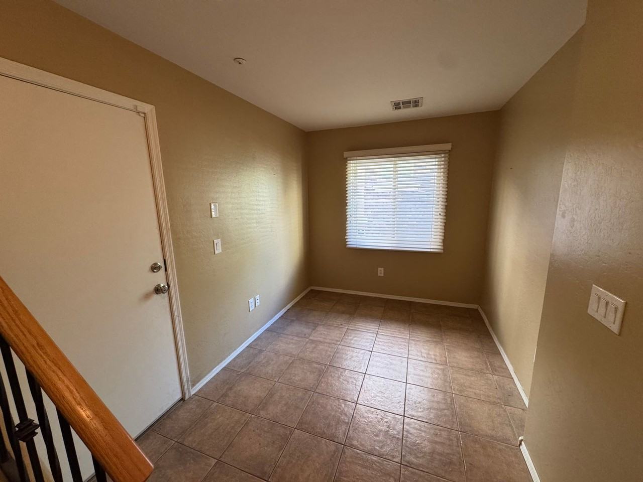 4062 E Windsor Dr - Photo 2 of 14