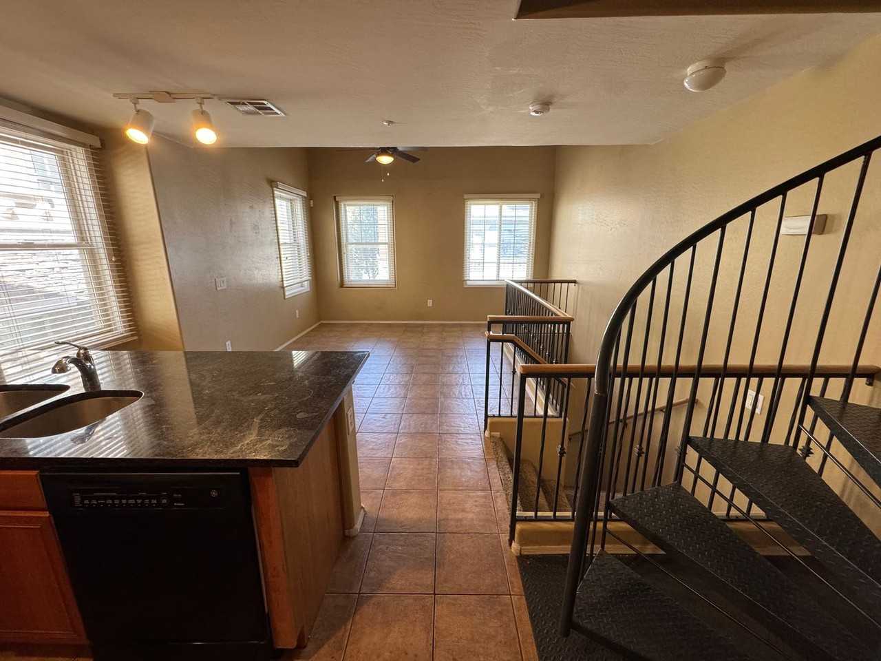 4062 E Windsor Dr - Photo 4 of 14