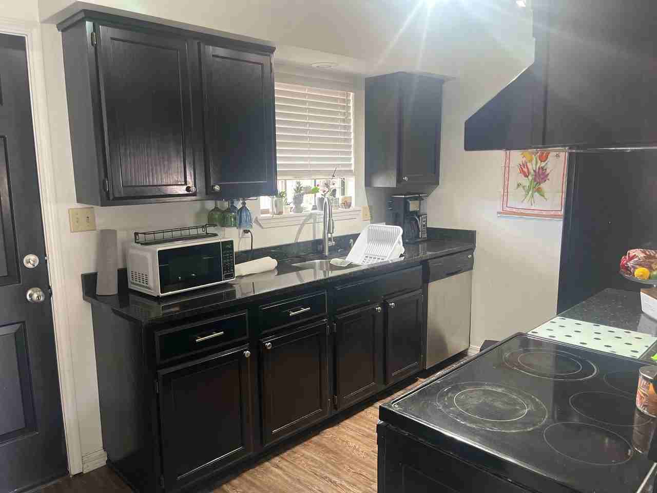 1405 University Dr - Photo 2 of 10