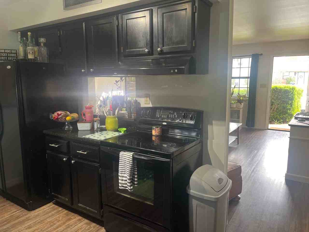 1405 University Dr - Photo 4 of 10