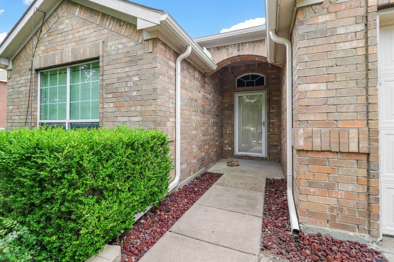 1201 Caroline Dr - Photo 2 of 25