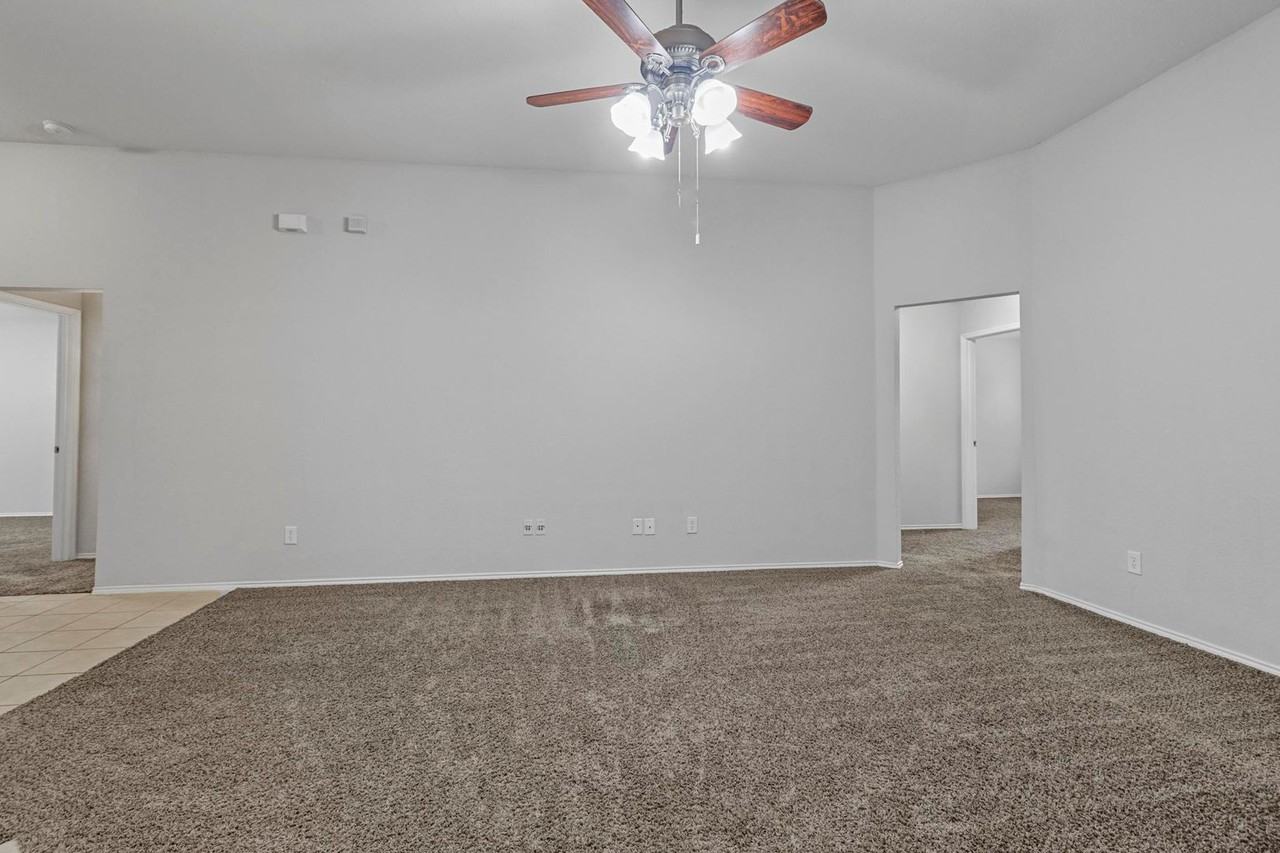 1201 Caroline Dr - Photo 6 of 25