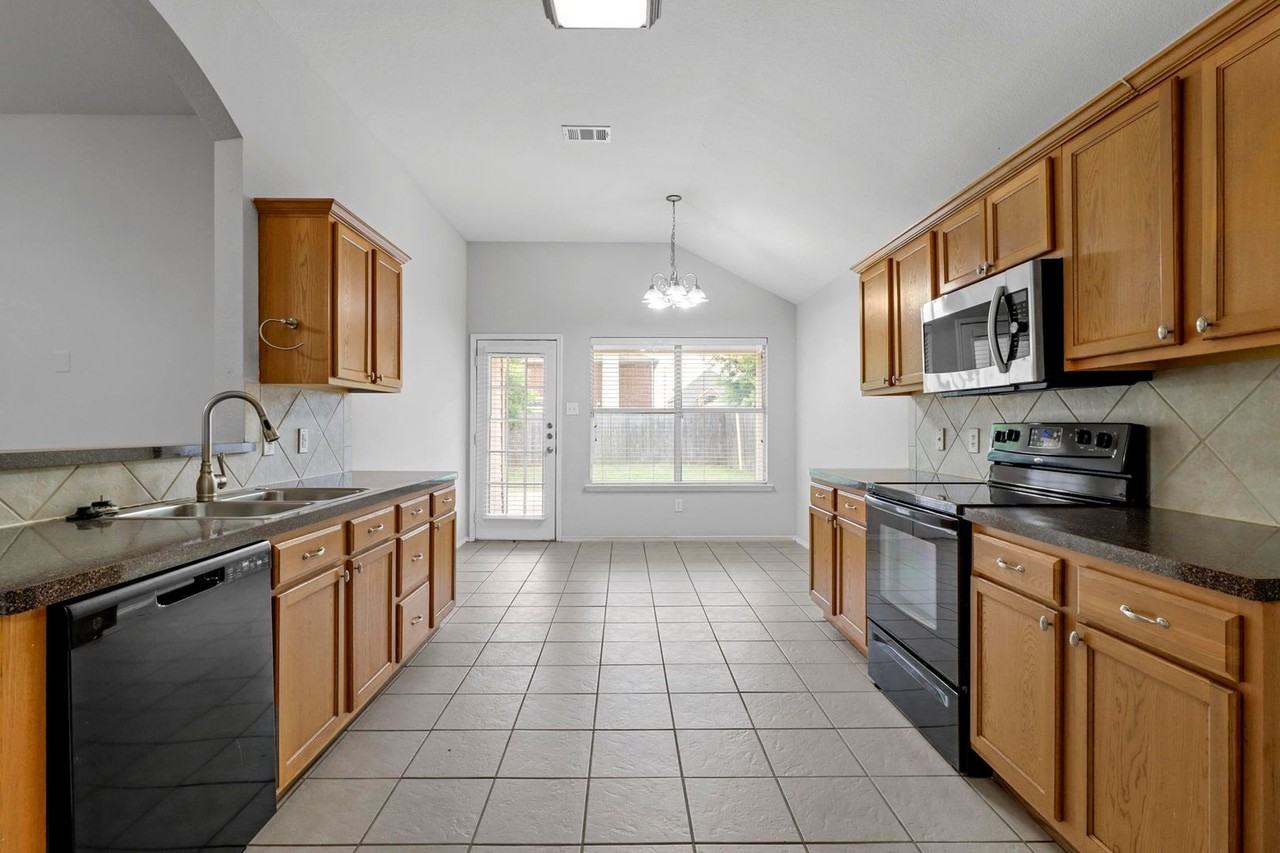 1201 Caroline Dr - Photo 7 of 25