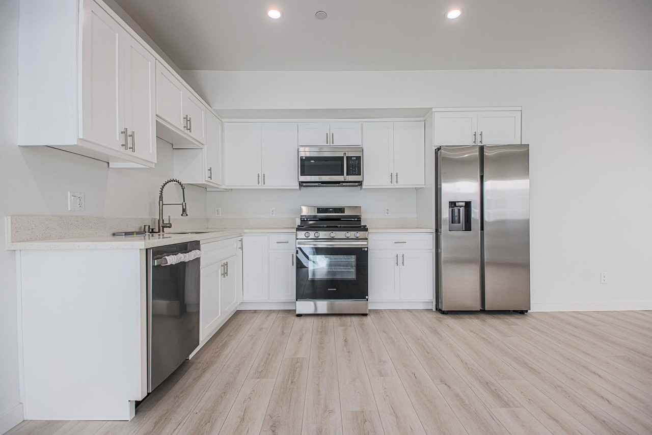 2811 S Cloverdale Ave - Photo 5 of 50