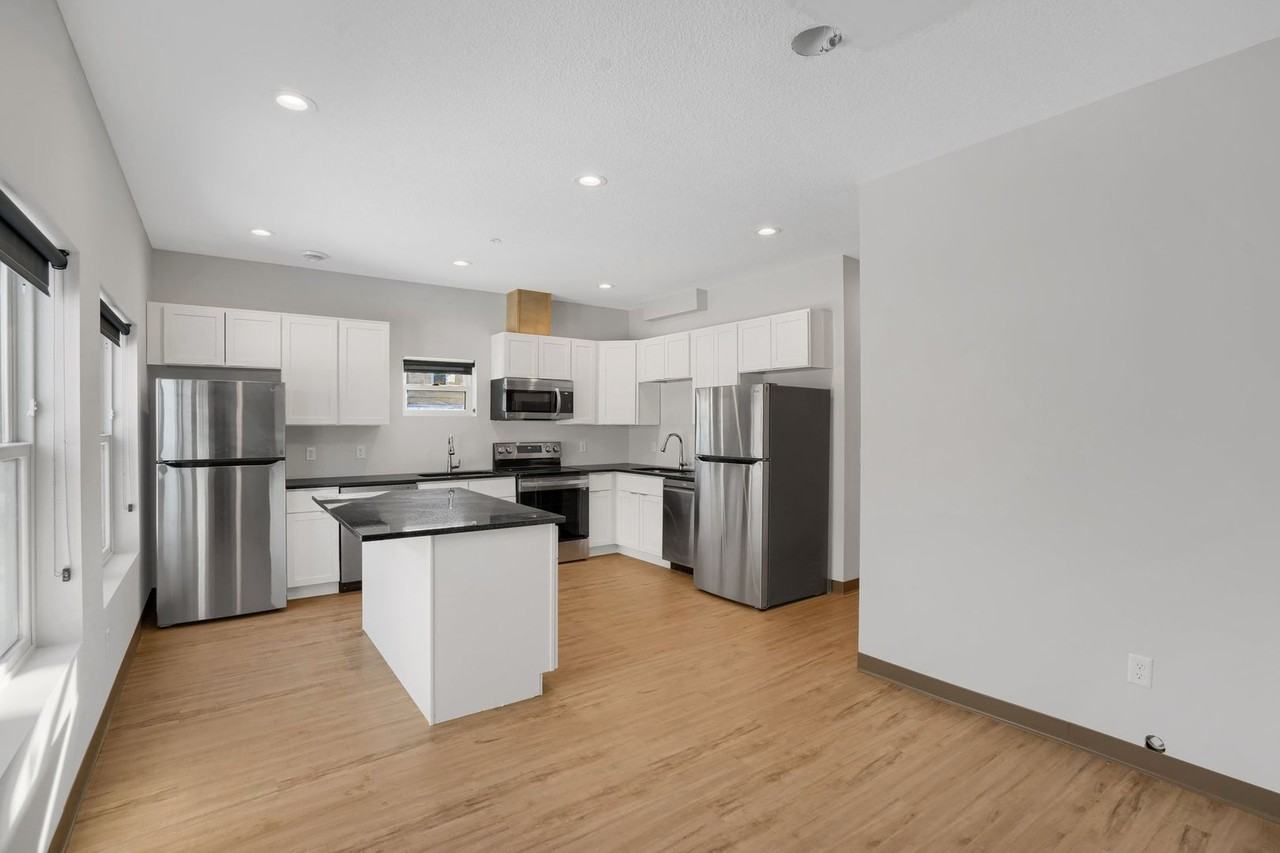 1129 8th St Se - Photo 4 of 36