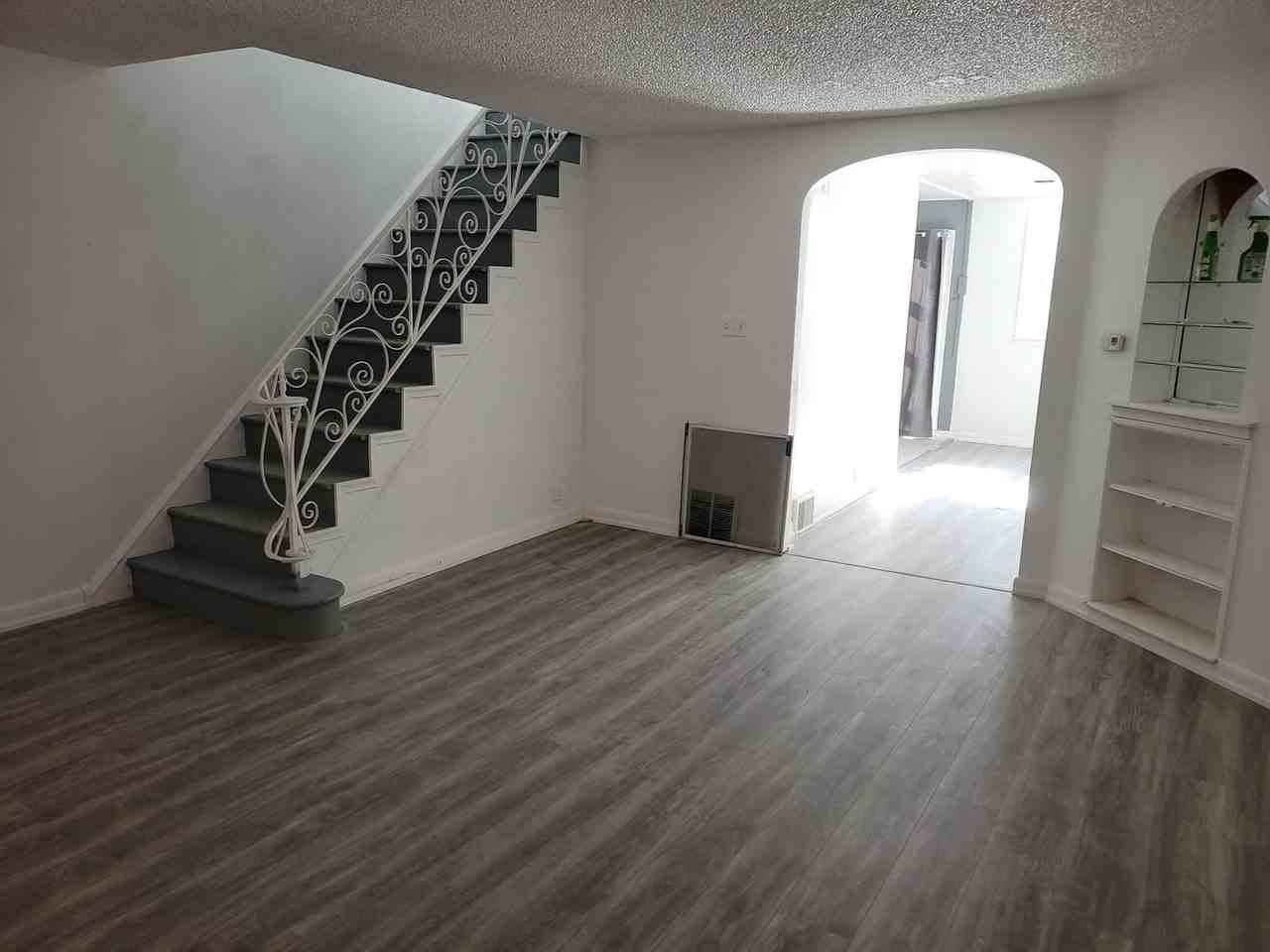2042 Lardner St - Photo 2 of 20