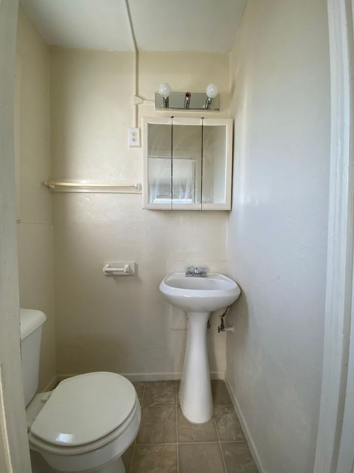 725 1/2 Kern St #B - Photo 7 of 11