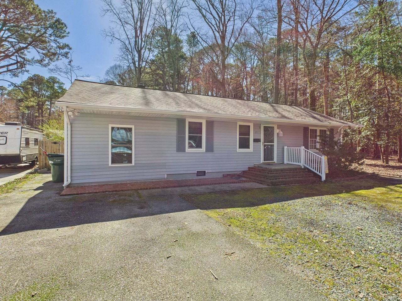 334 Selden Rd - Photo 2 of 32