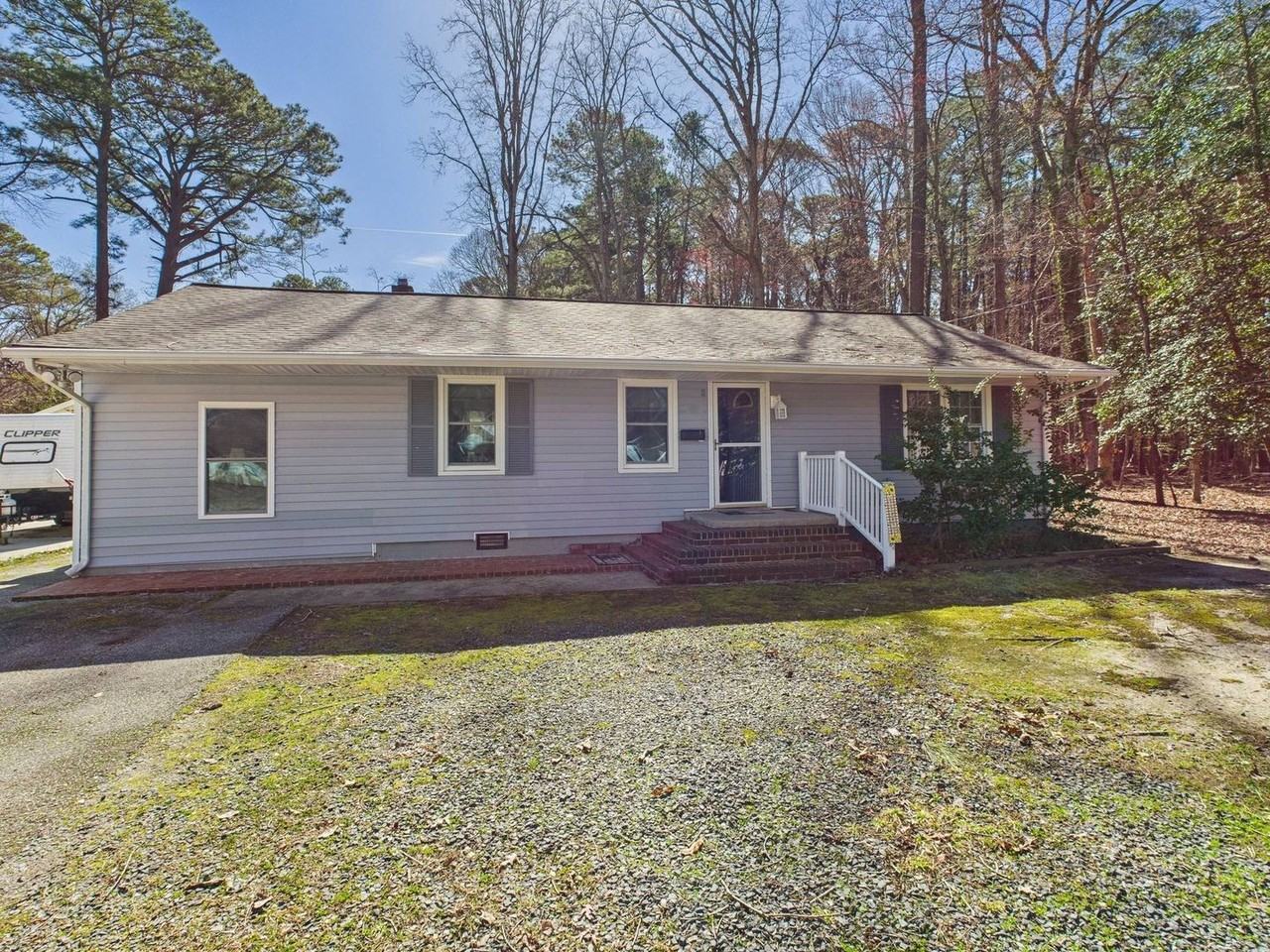 334 Selden Rd - Photo 3 of 32