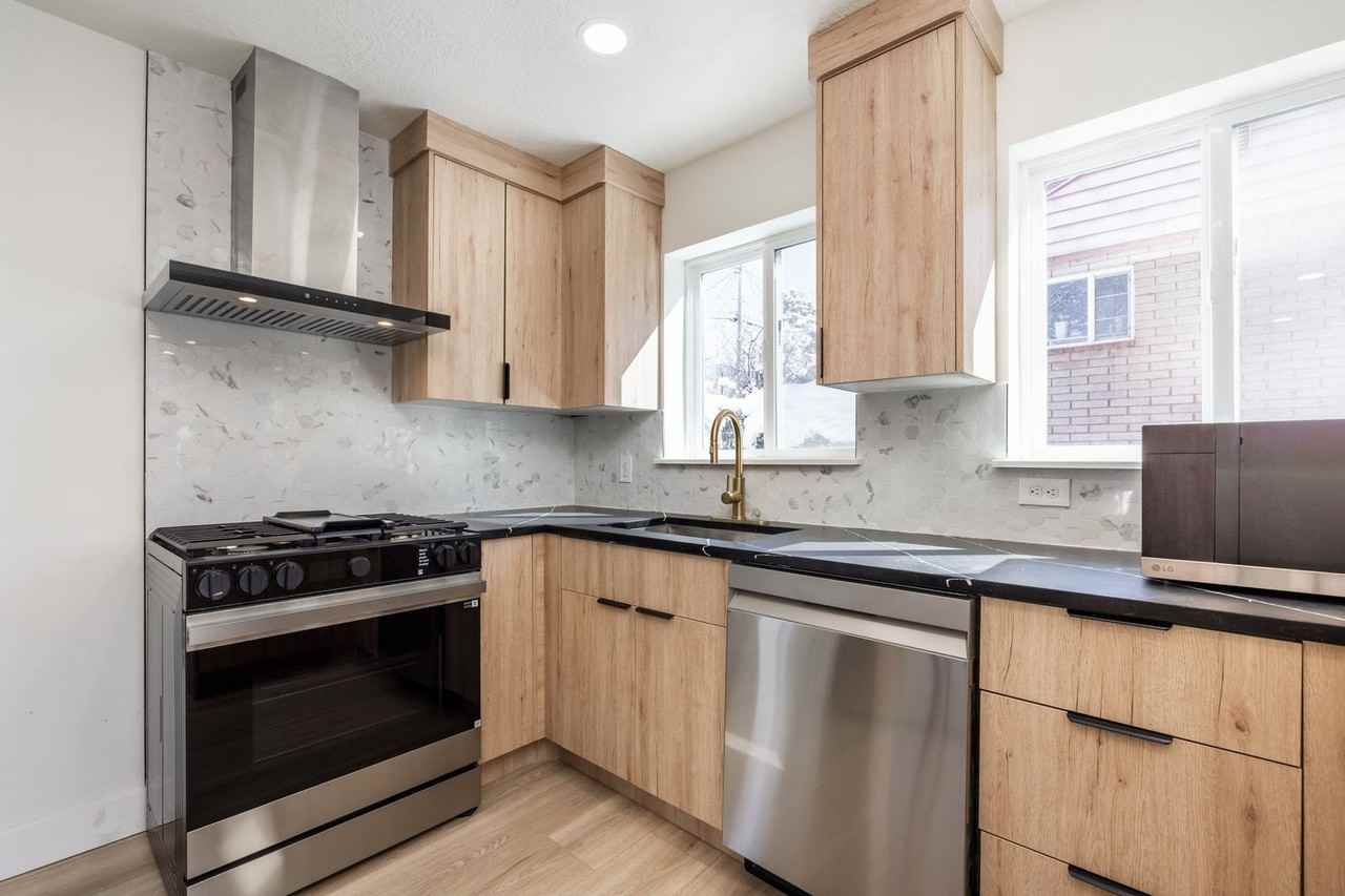 2327 E Bryan Ave - Photo 3 of 33