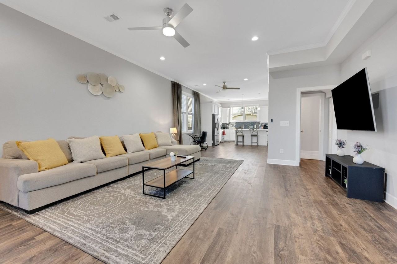 129 Green St - Photo 3 of 25