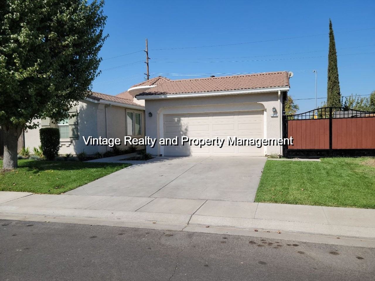 1052 Foxfire Dr - Photo 2 of 18
