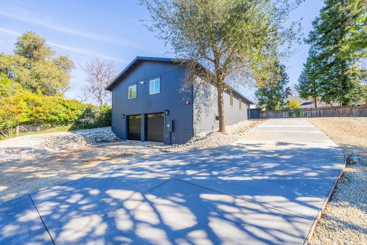 13607 Hill Blvd - Photo 3 of 35
